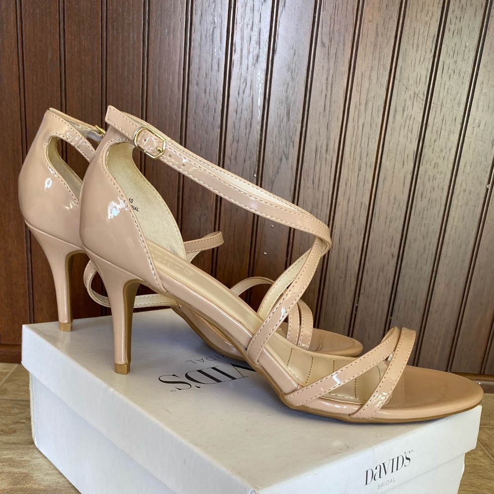 NIB David’s Bridal Size 10 Women’s heel. Nude